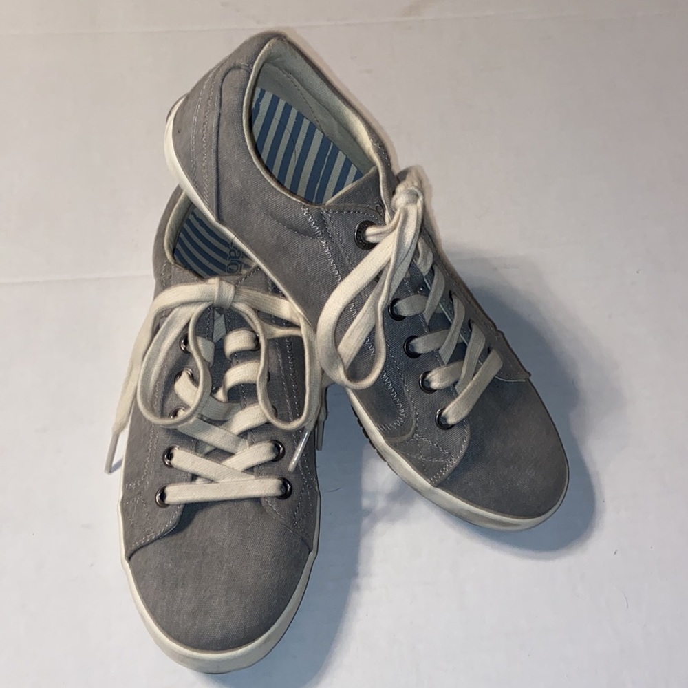 Taos Footwear light grey lace up Star sneakers size 8